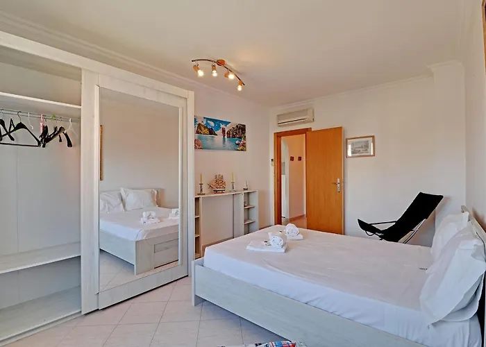 Armacao De Pera Central By Homing