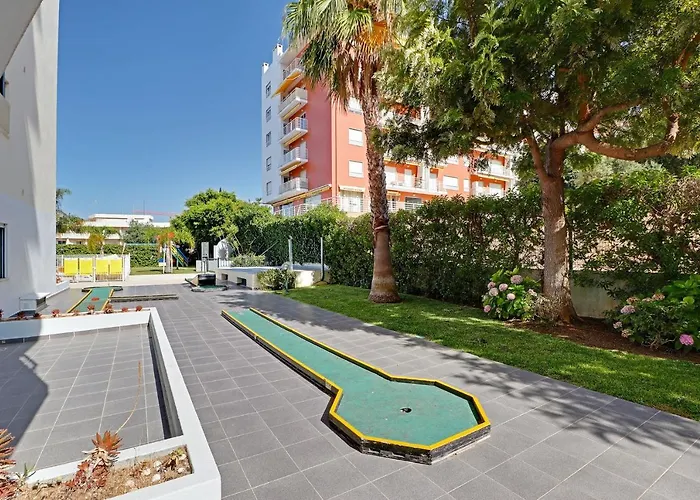 Armacao De Pera Central By Homing